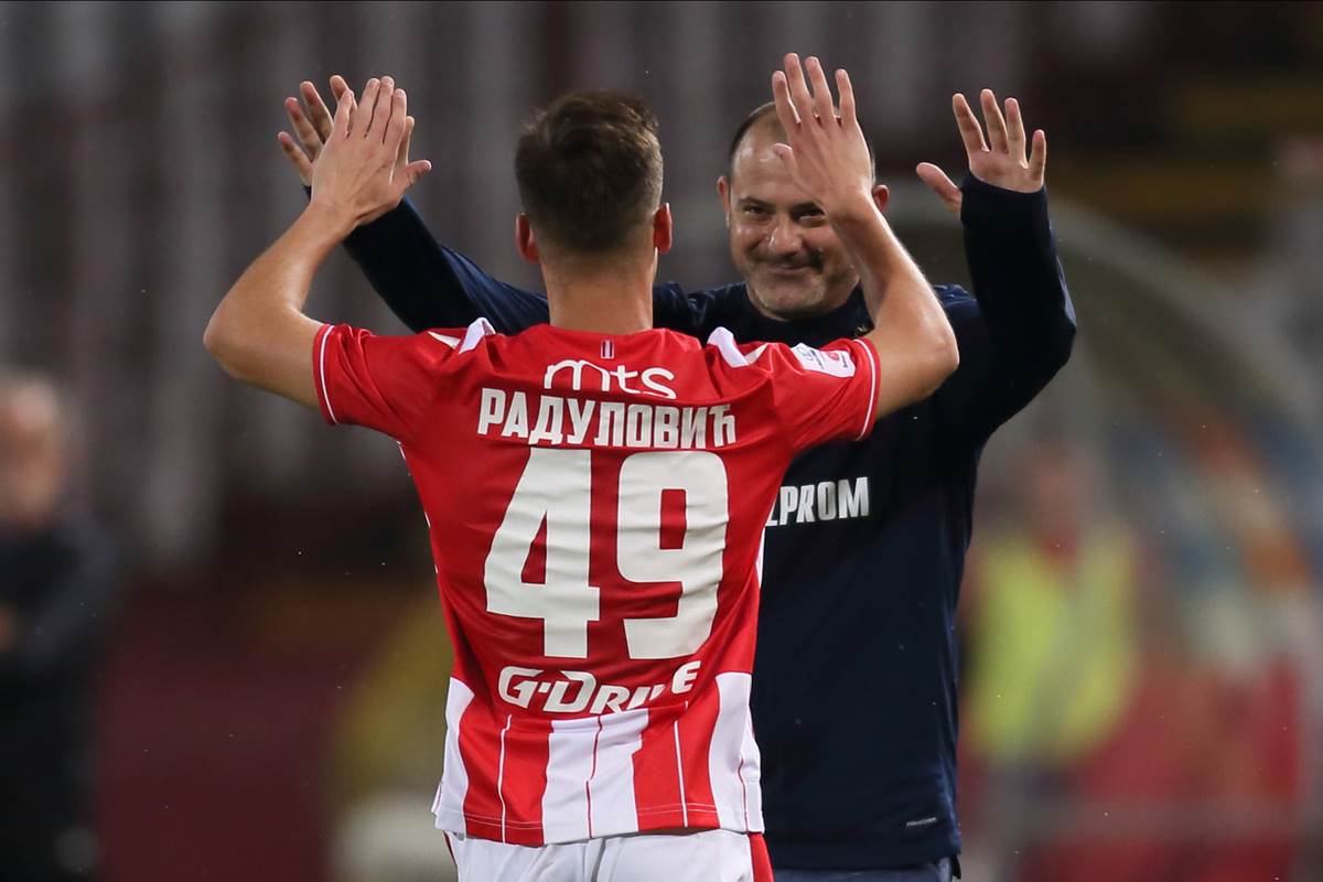 Andrija Radulović se pozdravlja sa Dejanom Stankovićem u Zvezdi