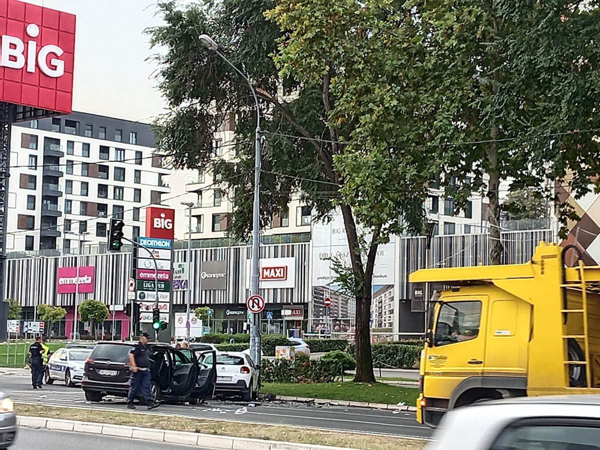 Težak udes ispred Tc Big na Karaburmi (3).jpg