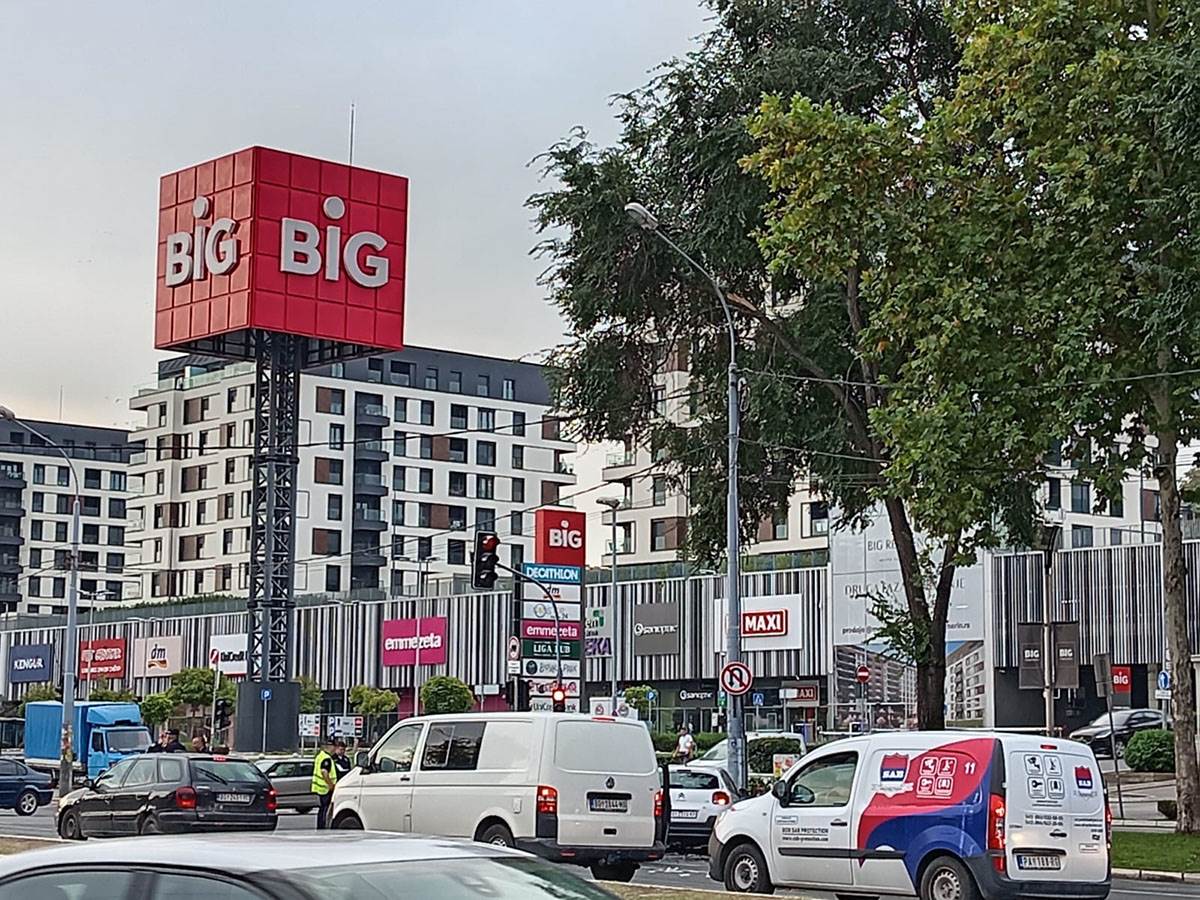 Težak udes ispred Tc Big na Karaburmi (4).jpg