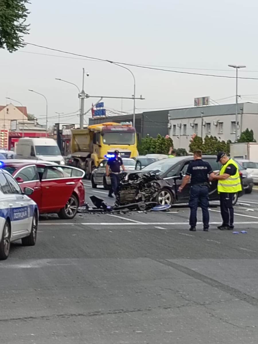 Težak udes ispred Tc Big na Karaburmi (5).jpg