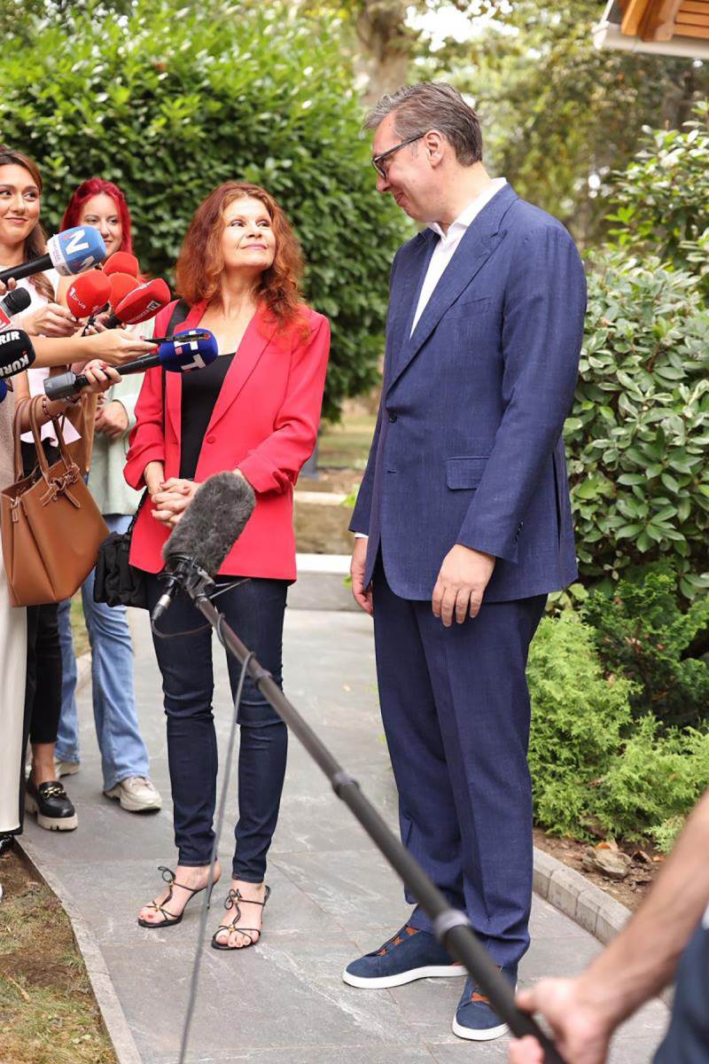 Vučić sa Lolitom Davidovič (4).jpg