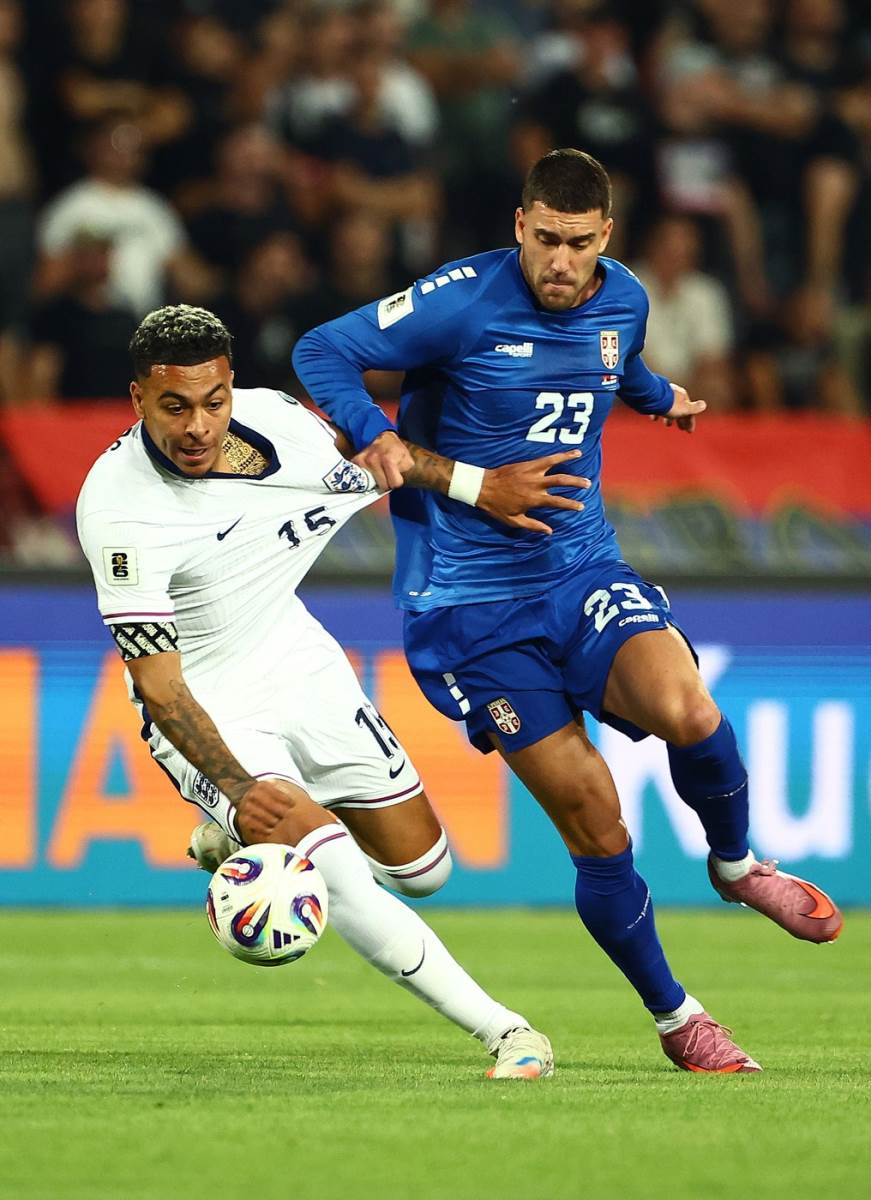 Dušan Vlahović i Morgan Rodžers u duelu na Srbija Engleska