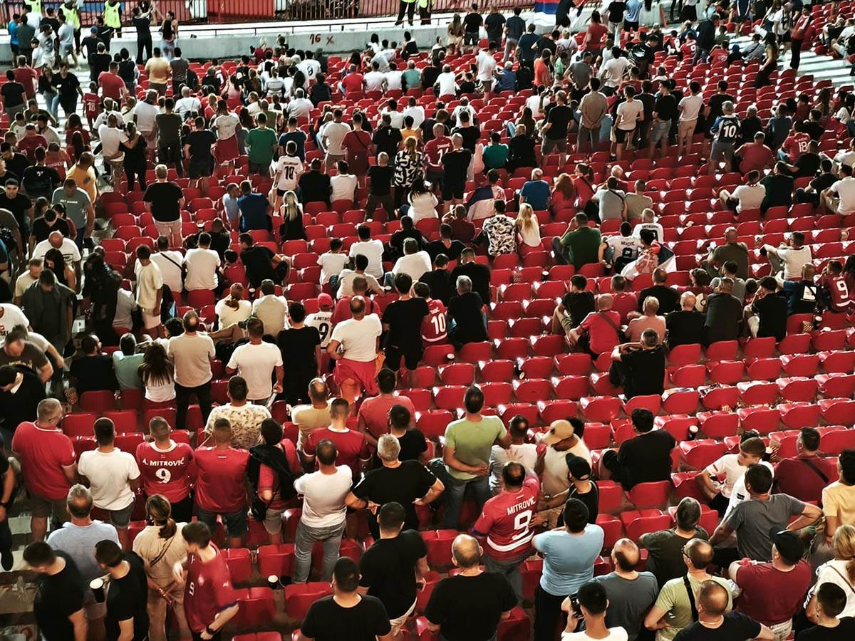 Prazne tribine pre kraja utakmice Srbija - Engleska (1).jpg