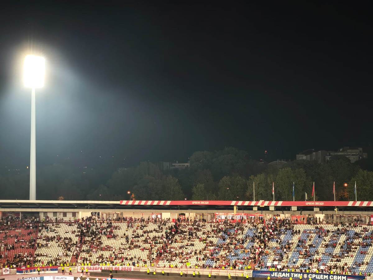 Prazne tribine pre kraja utakmice Srbija - Engleska (4).jpg