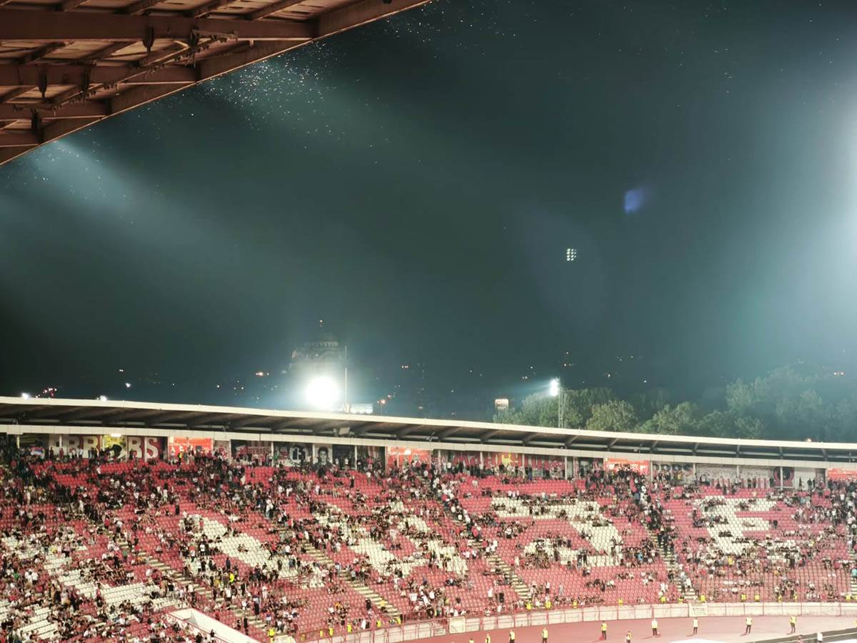 Prazne tribine pre kraja utakmice Srbija - Engleska (5).jpg