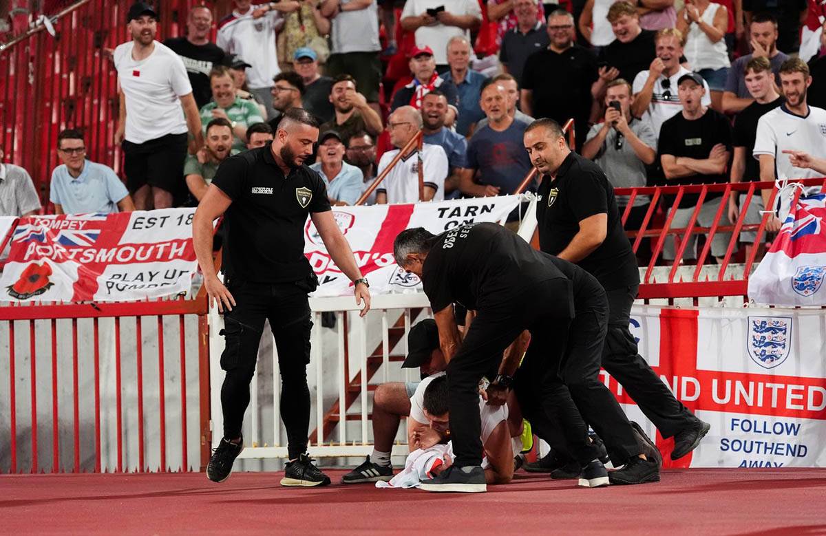 hapšenje navijača na Srbija - Engleska