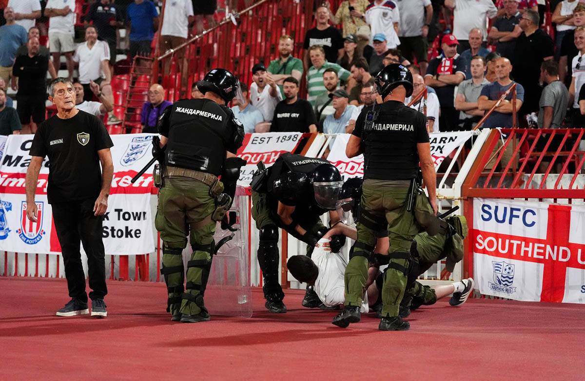 hapšenje navijača na Srbija - Engleska