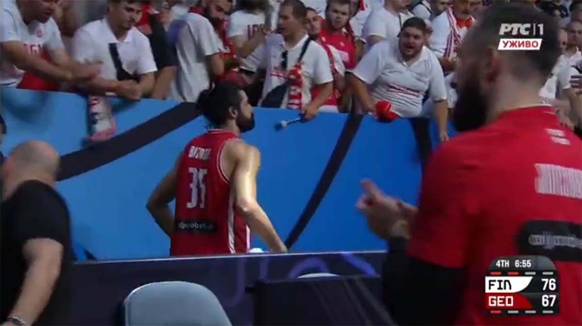 Goga Bitadze napušta teren (3).jpg