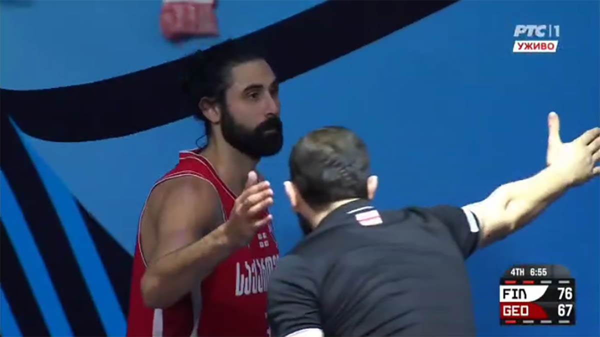 Goga Bitadze napušta teren (4).jpg