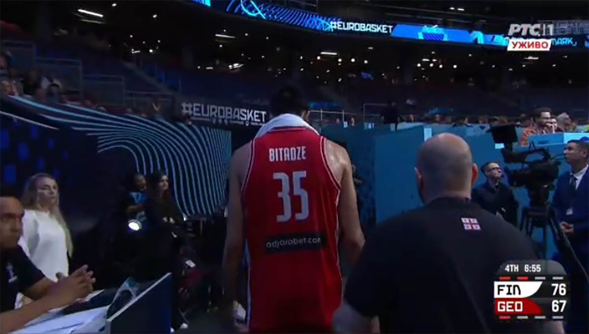 Goga Bitadze napušta teren (9).jpg