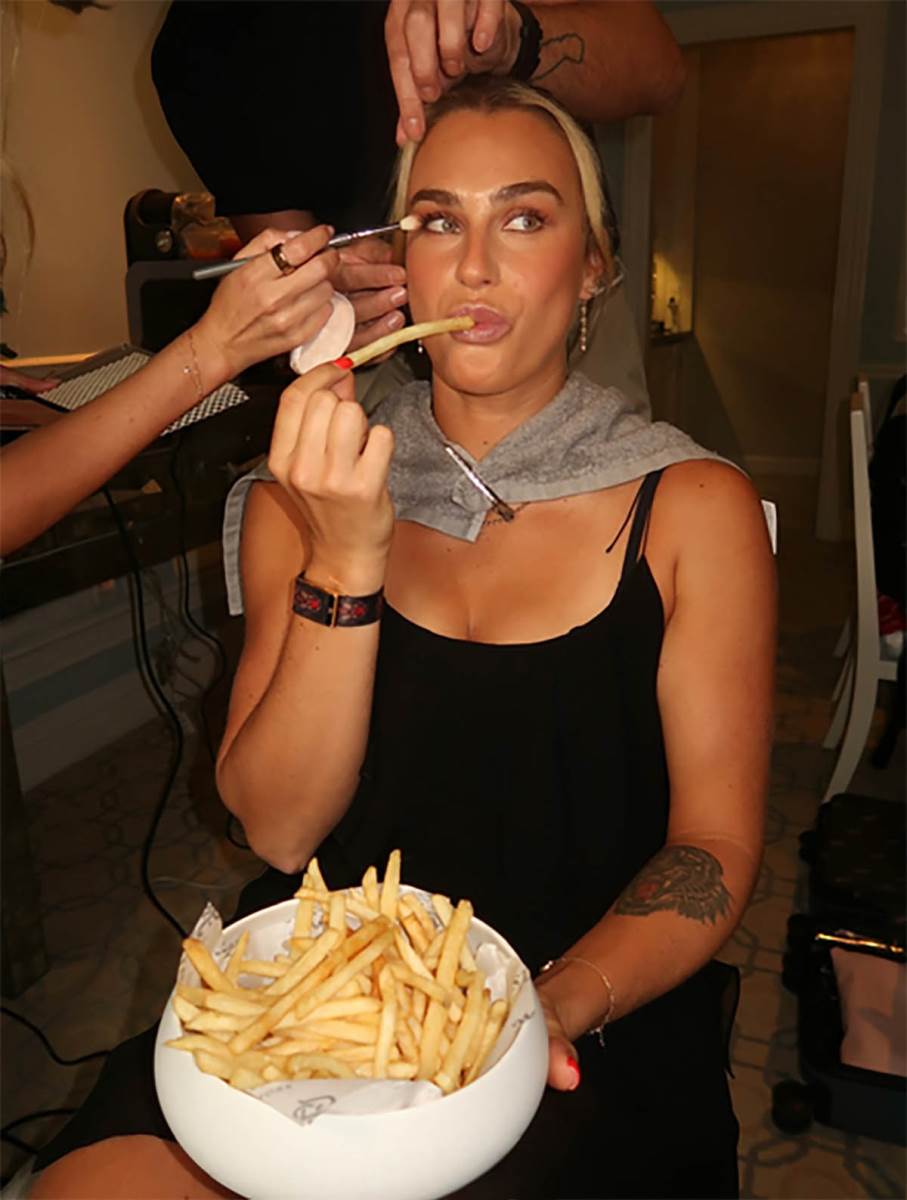 Arina Sabalenka jede pomfrit u Njujorku