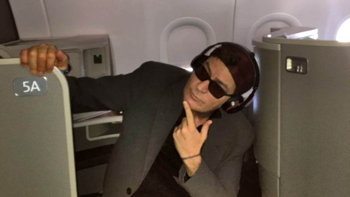 Čarli Šin u avionu