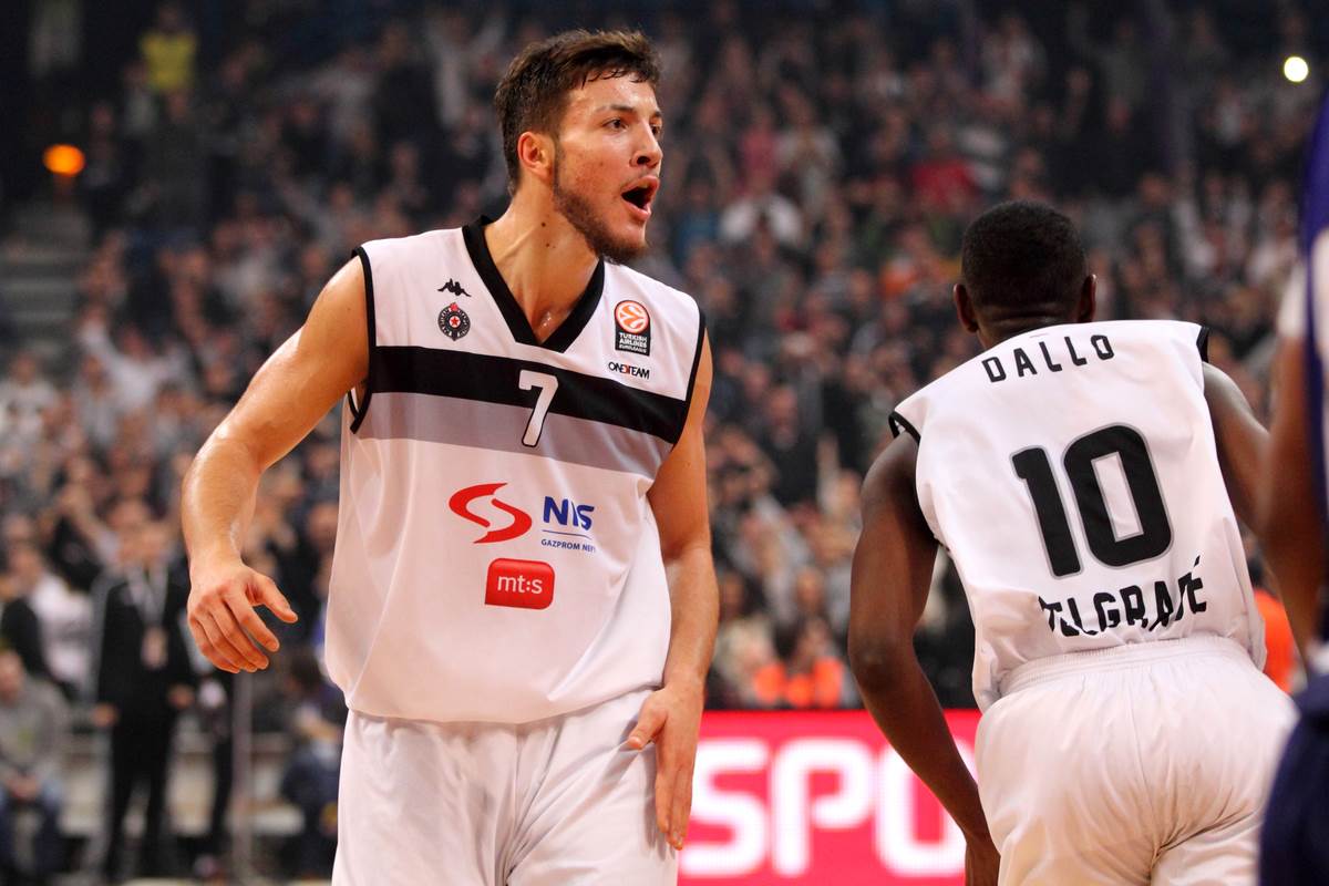 Žofri Lovernj na utakmici protiv Bidiveljnika slavi posle poena