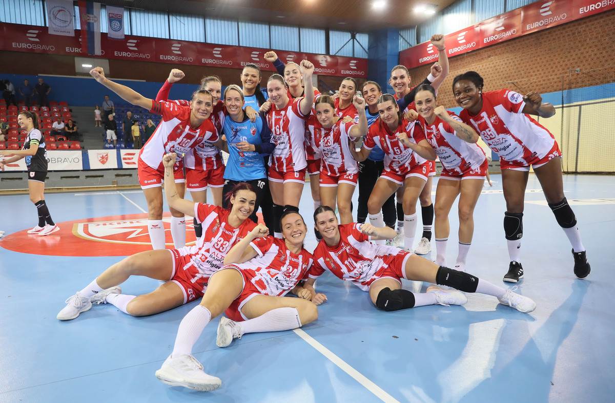 Katrin Lunde slavi sa rukometašicama Zvezde