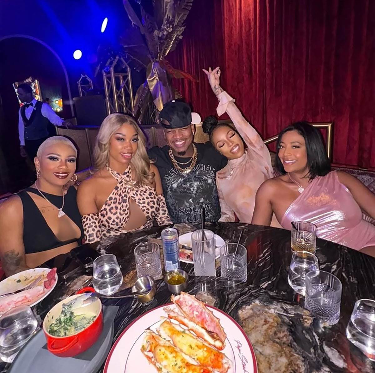 Ne Yo i devojke (1).jpg