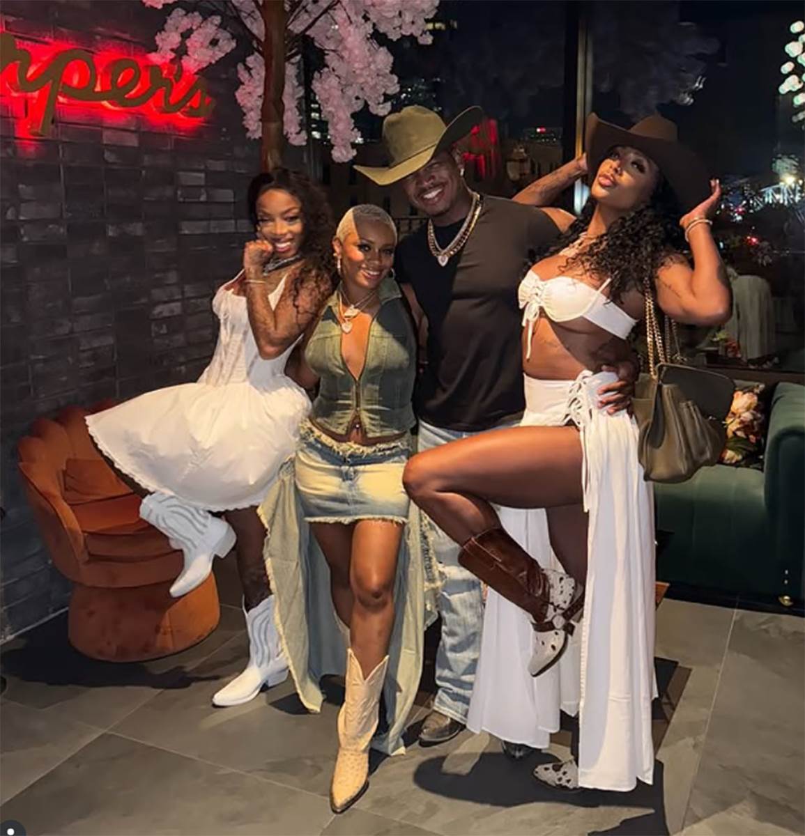 Ne Yo i devojke (6).jpg