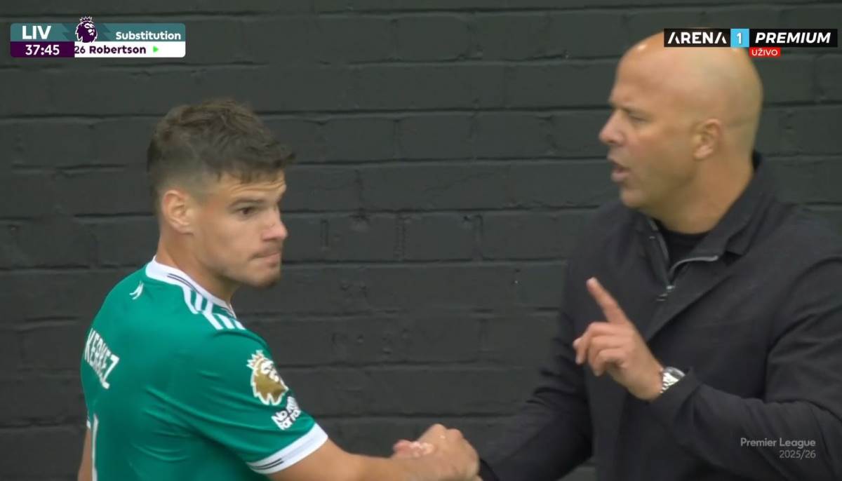 Arne Slot i Miloš Kerkez lekcija kraj terena