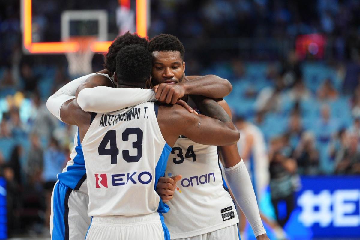 Janis Adetokumbo sa braćom na Eurobasketu