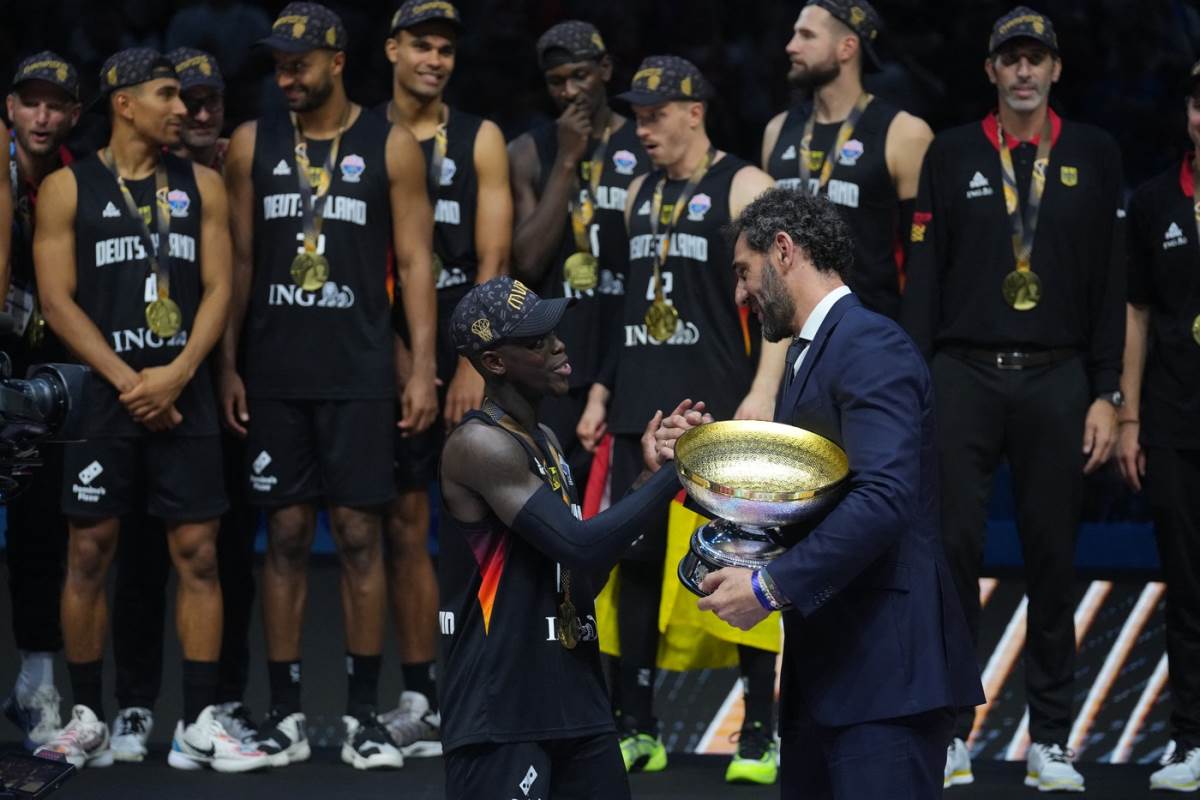 Denis Šreder i Horhe Garbahosa tokom predaje pehara posle pobede Nemačke u finalu Eurobasketa