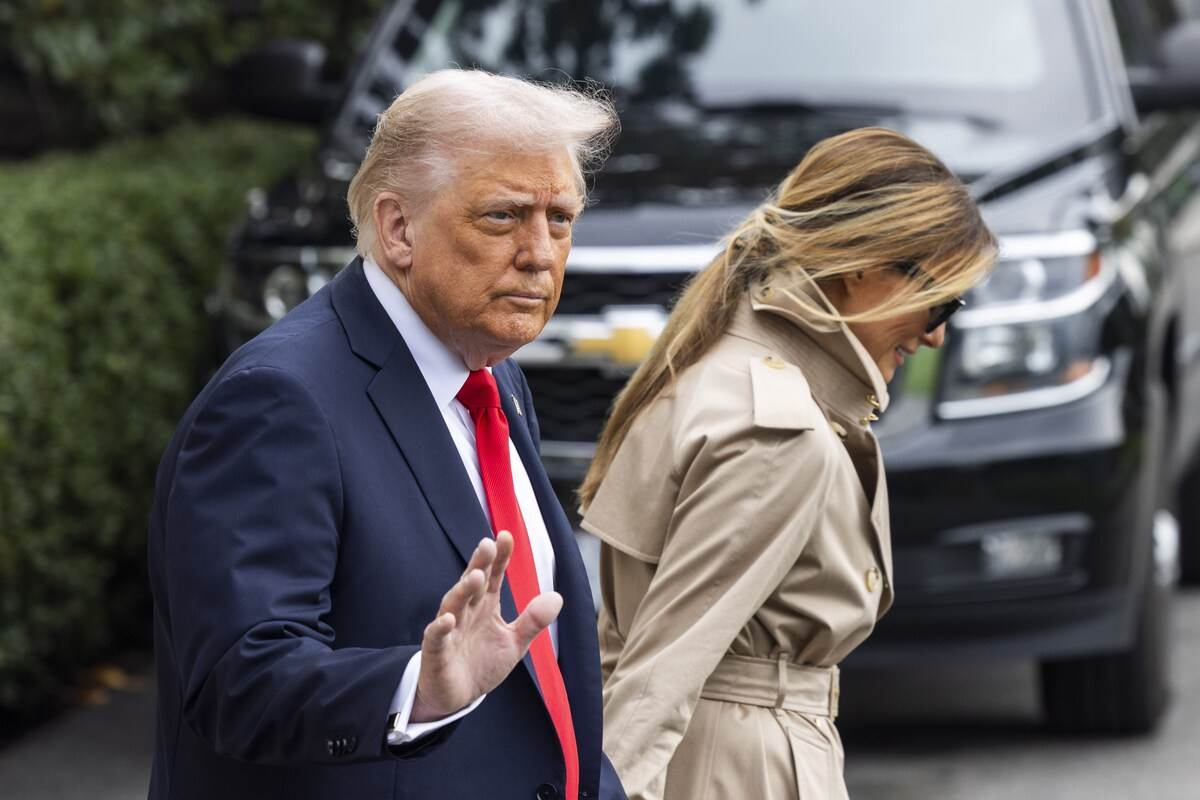 Melanija Tramp i Donald Tramp napuštaju Belu kuću