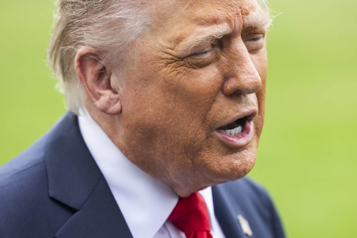 Donald Tramp drži govor pred Belom kućom