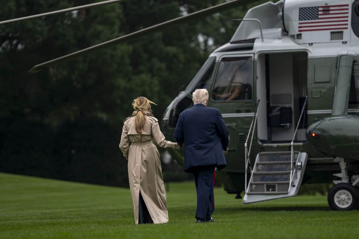 Melanija Tramp i Donald Tramp ulaze u helikopter