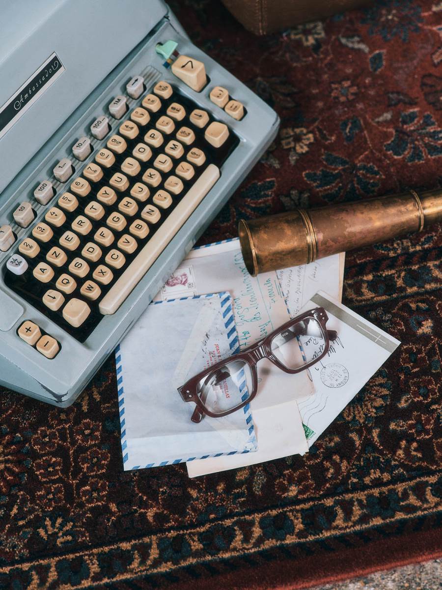 IZIPIZI_AW25_READING_QUOTE_OLDLEATHER_01 copy.jpg