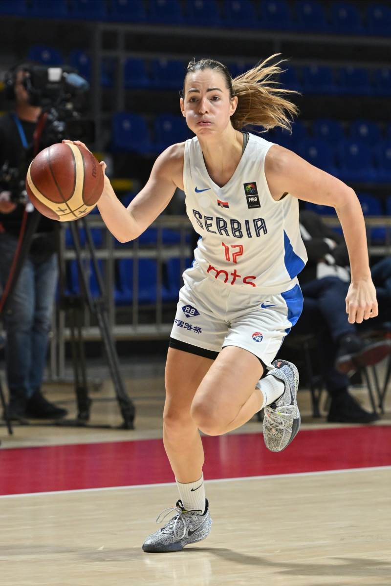 Jelena Nogić na utakmici Srbije dok pokušava da dođe do koša protivnika