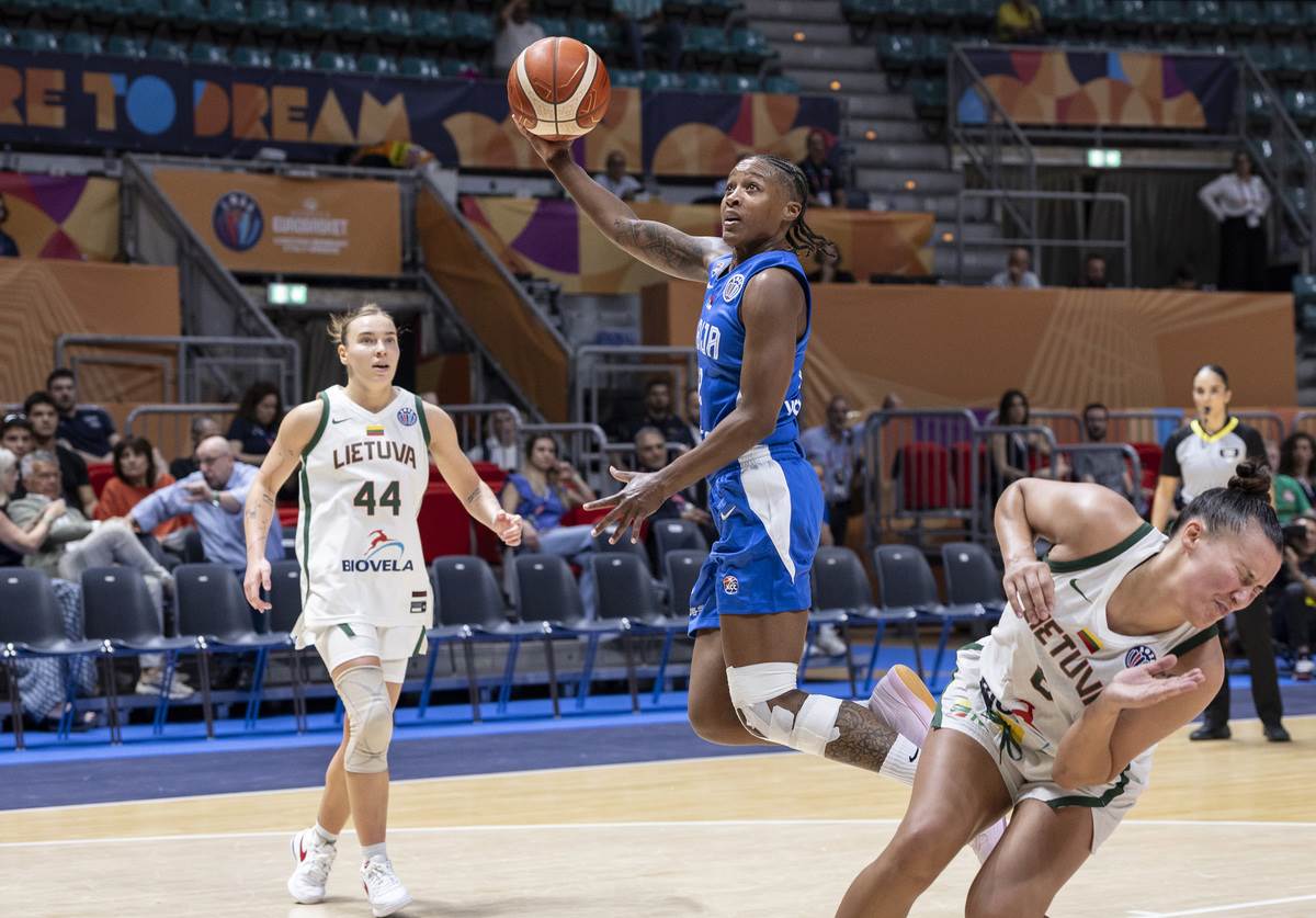 Ivon Anderson  pri pokušaju da dođe do poena za Srbiju na Eurobasketu protiv Litvanije