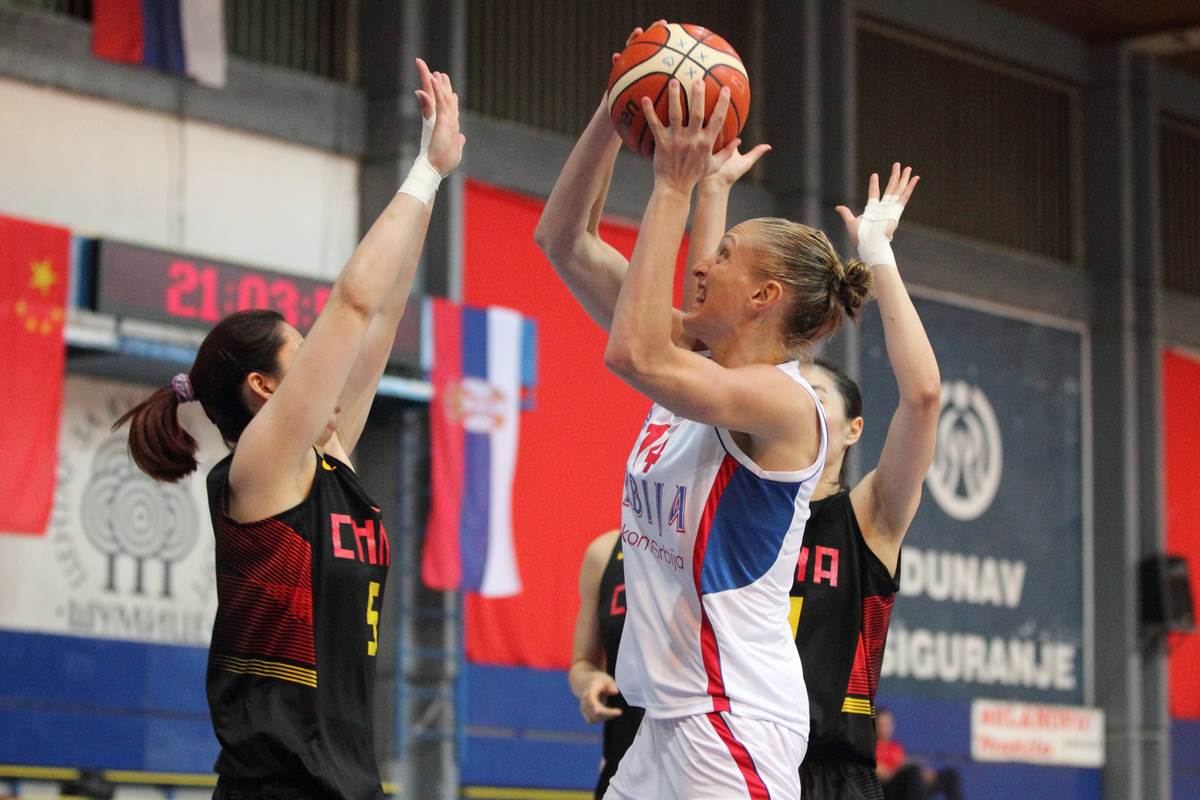 Danijel Pejdž šutira na koš protiv Kine