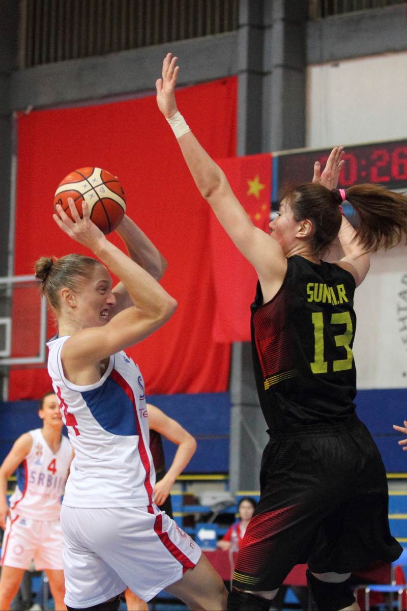 Danijel Pejdž šutira na koš protiv Kine