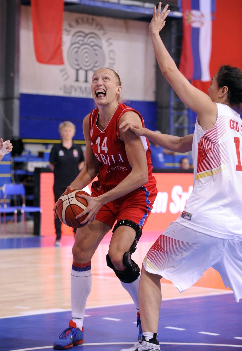 Danijel Pejdž ispod koša se bori za poene