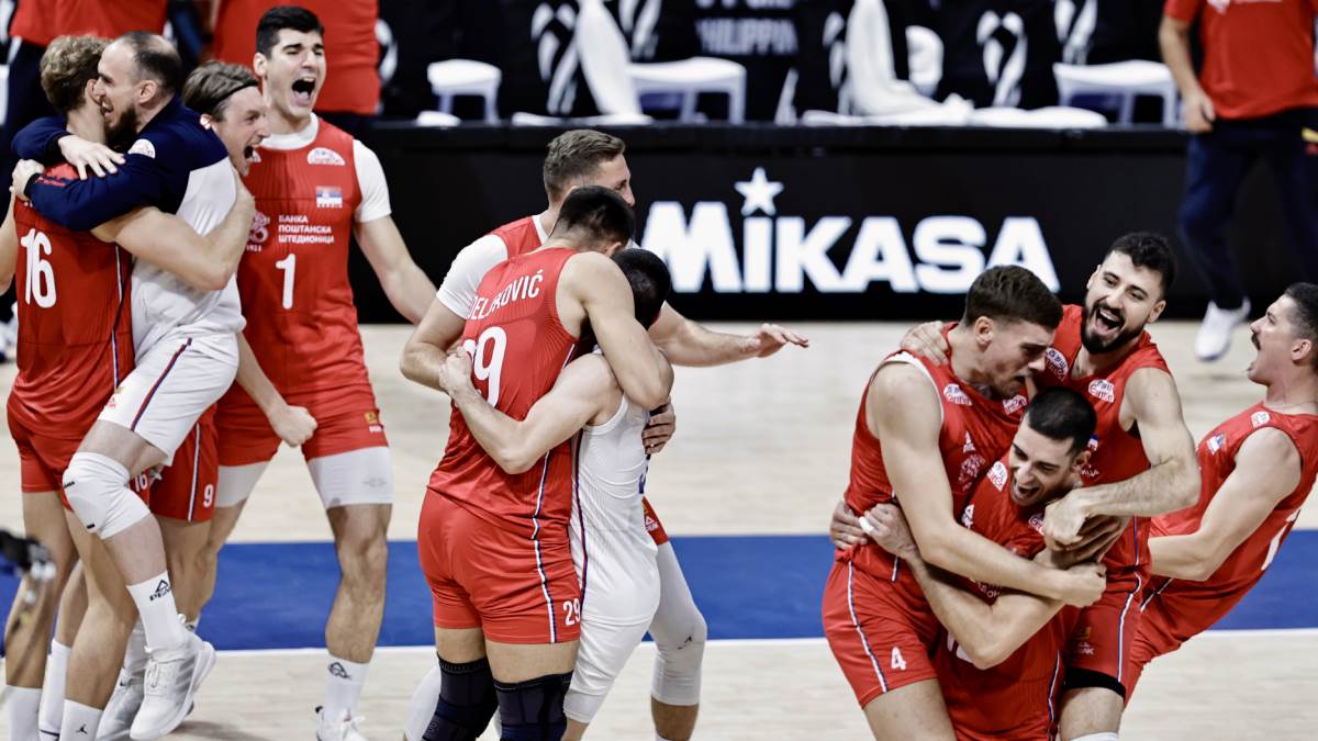 Odbojkaši Srbije slave pobedu protiv Brazila