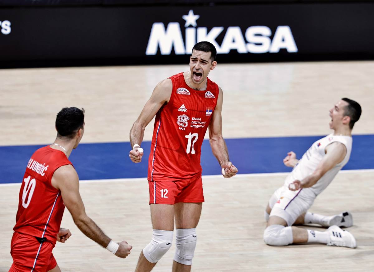 Odbojkaši Srbije slave pobedu protiv Brazila