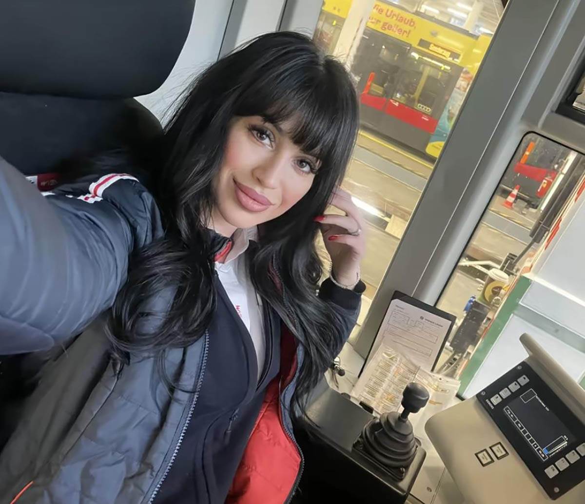 Anđela vozi tramvaj u Beču (3).jpg