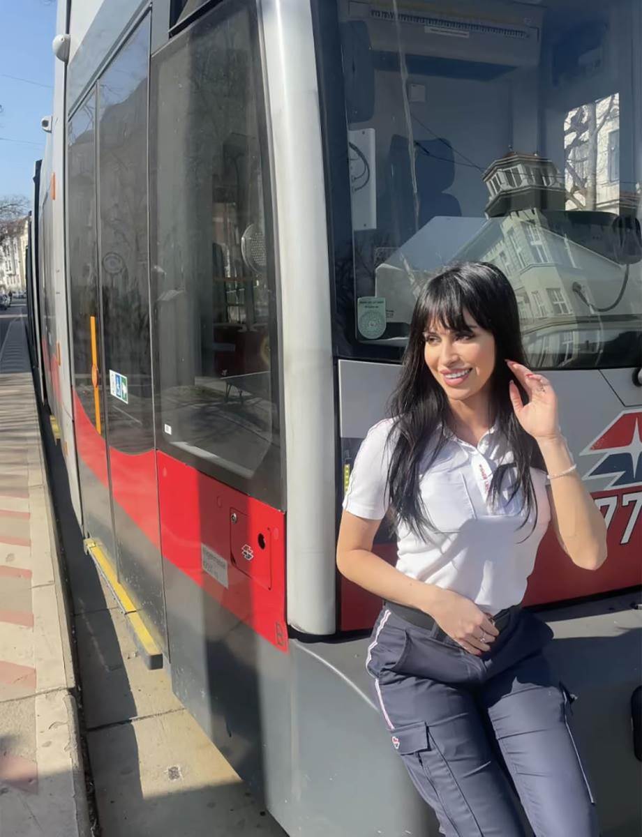 Anđela vozi tramvaj u Beču (1).jpg