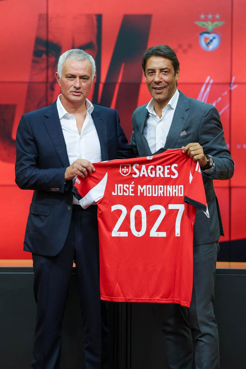 Žoze Murinjo i Rui Košta sa potpisanim ugovorom