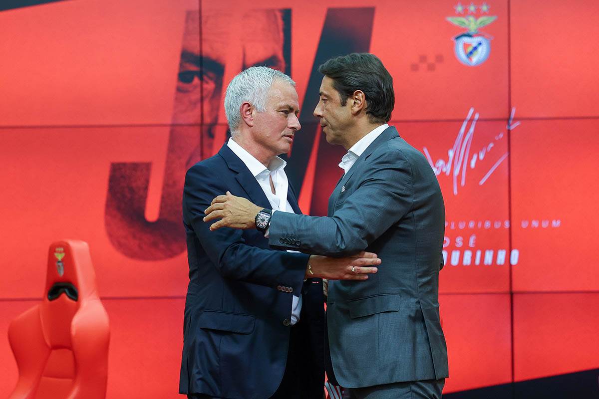 Žoze Murinjo i Rui Košta se grle na promociji u Benfici