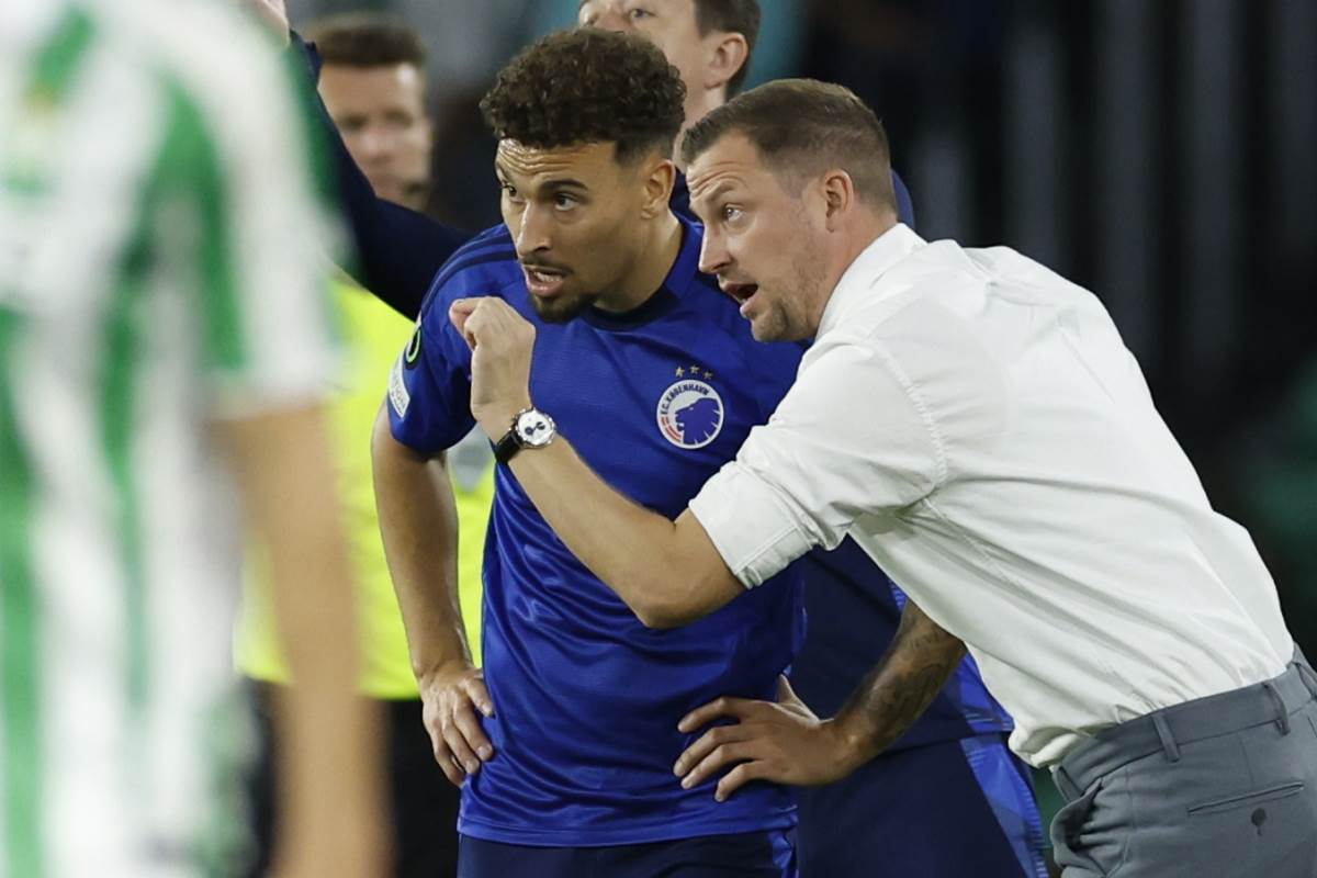 Džordan Larson napadač Kopenhagena prima instrukcije od trenera Jakoba Nestrupa