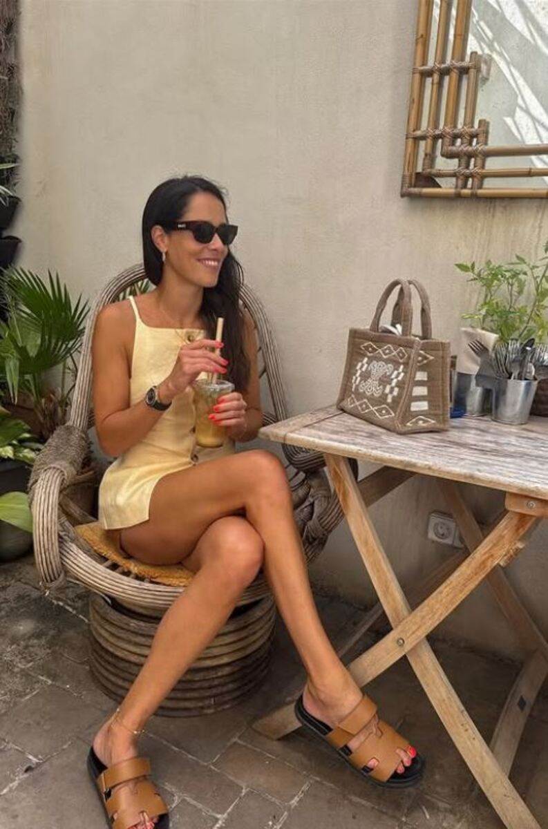 Ana Ivanović pije piće na moru