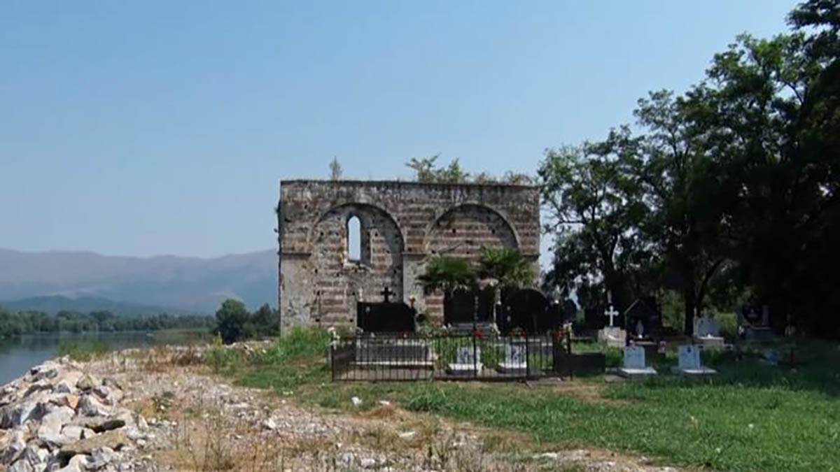 Manastir Svetih Sergija i Vlakha (2).jpg