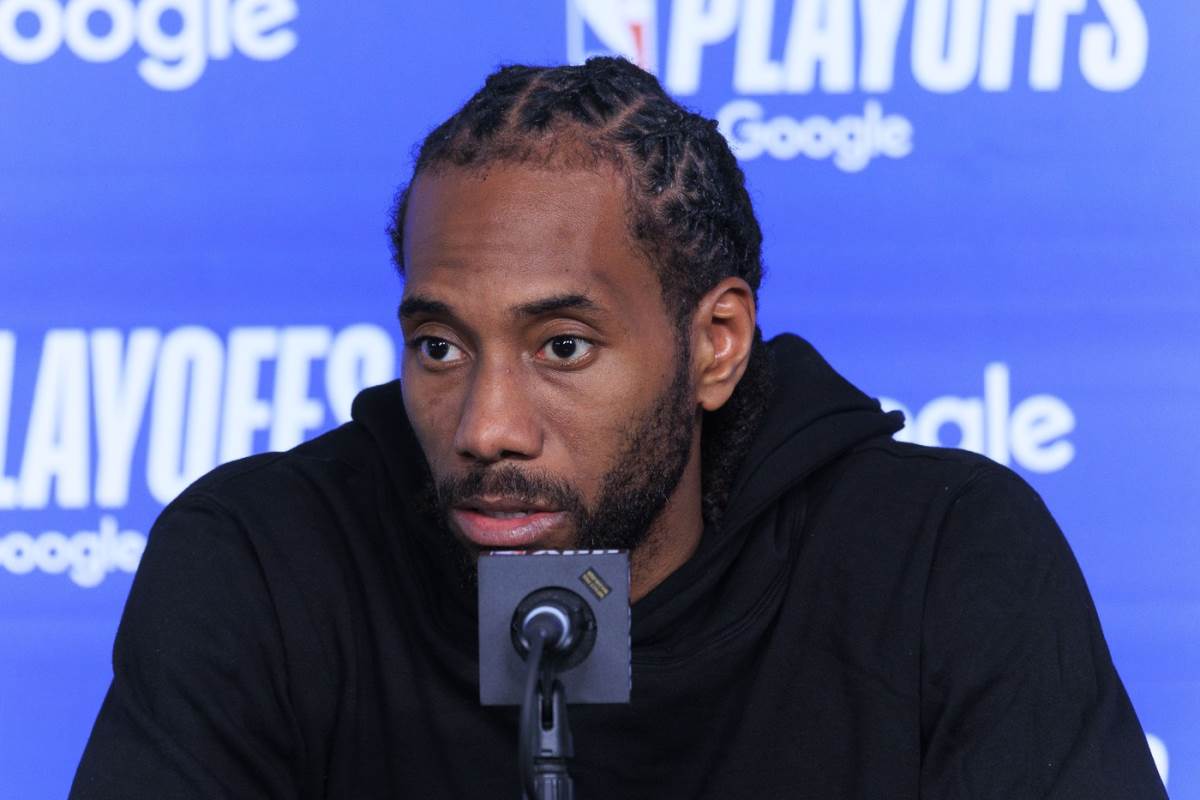 Kavaj Lenard na konferenciji za medije u NBA ligi
