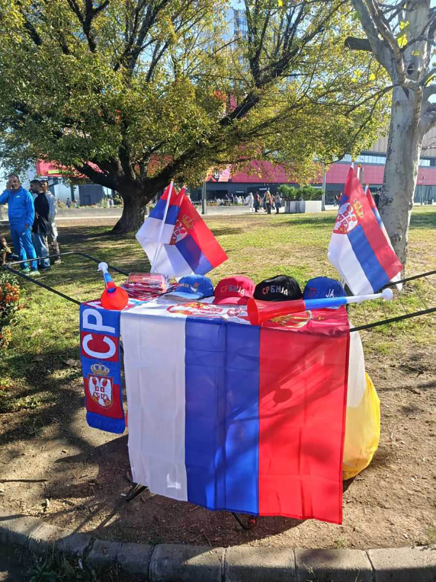 Vojna parada 2025 - Građani se okupljaju (1).jpg