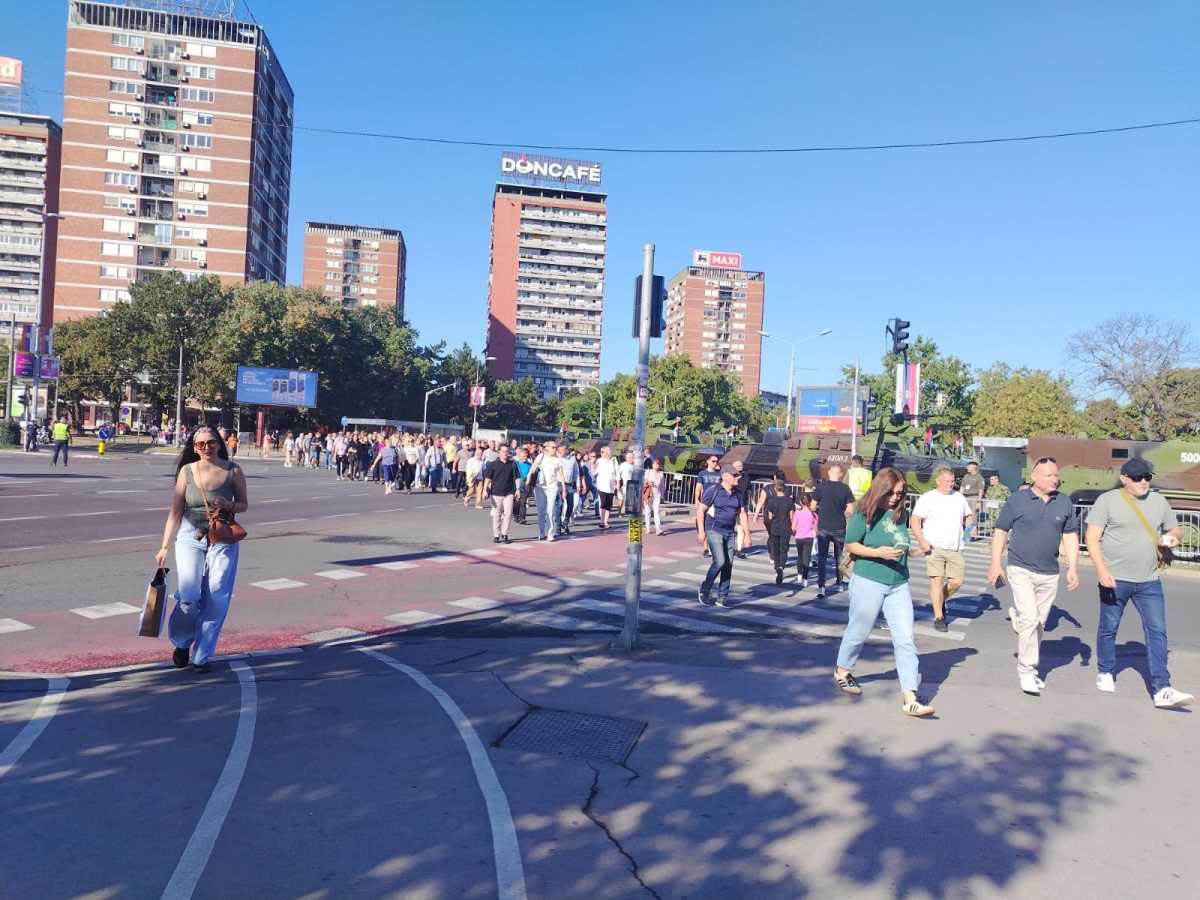 Vojna parada 2025 - Građani se okupljaju (2).jpg