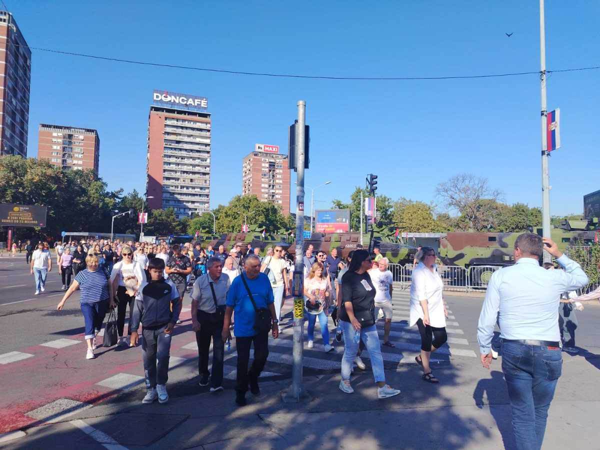 Vojna parada 2025 - Građani se okupljaju (4).jpg