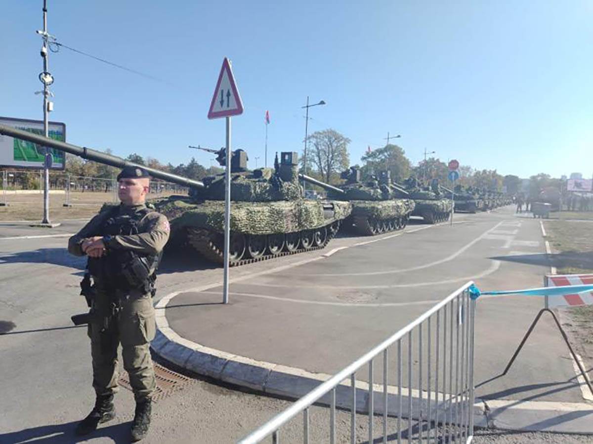 Vojna parada 2025 - Građani se okupljaju (5).jpg