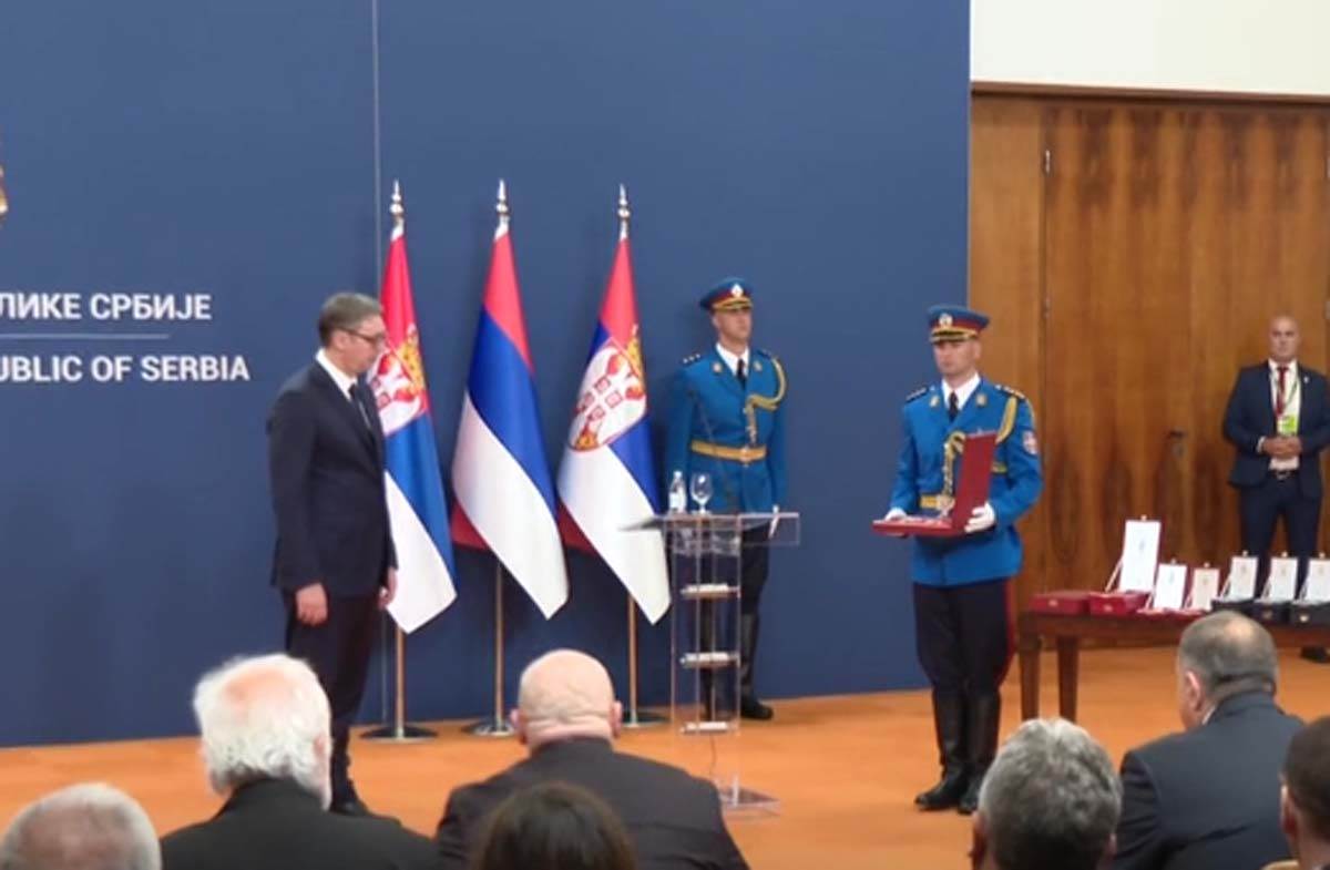 Aleksandar Vučić uručuje odlikovanja 1.jpg