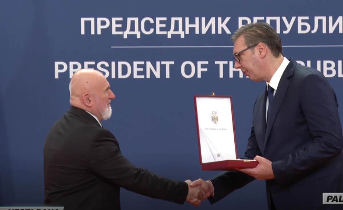 Aleksandar Vučić uručuje odlikovanja 2.jpg