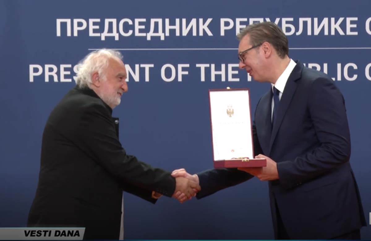 Aleksandar Vučić uručuje odlikovanja 3.jpg