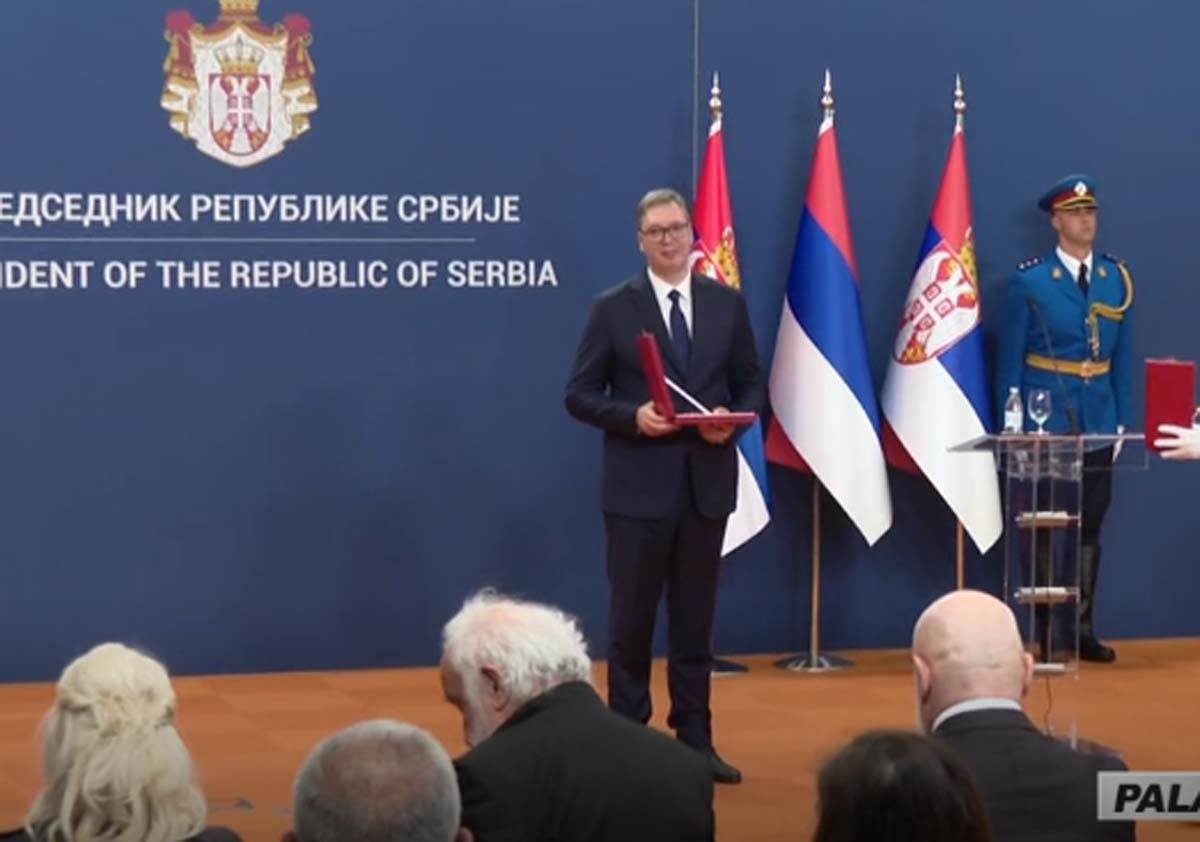 Aleksandar Vučić uručuje odlikovanja 4.jpg